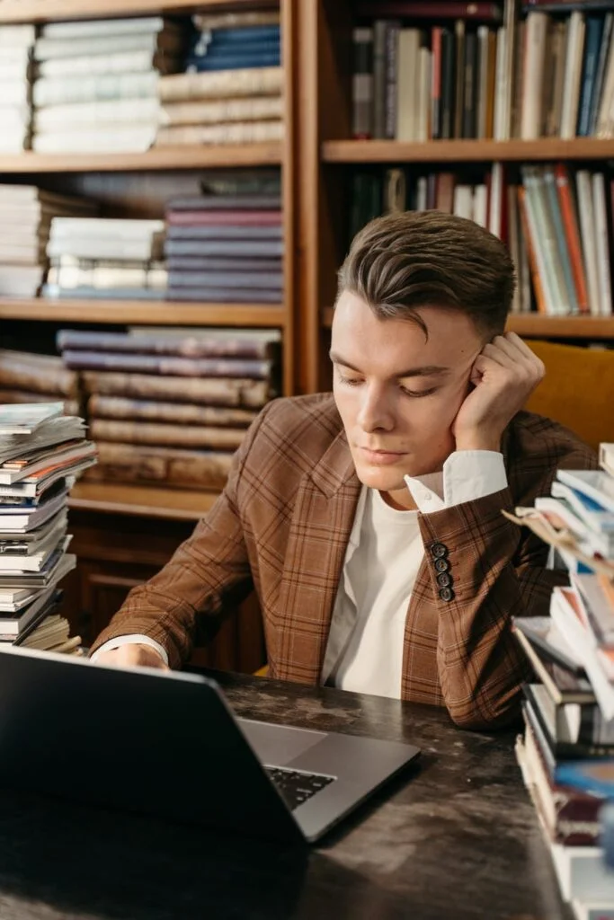 Student piszący na komputerze