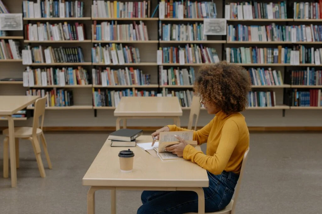 Dziewczyna w bibliotece.